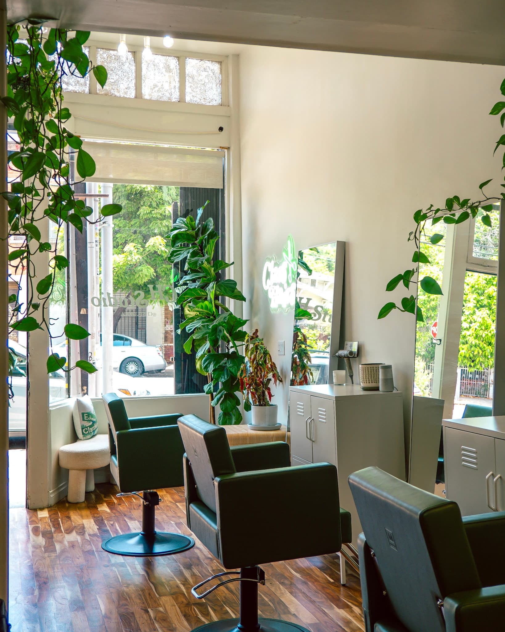 Chair for rent in sunny echo park hair salon! 3